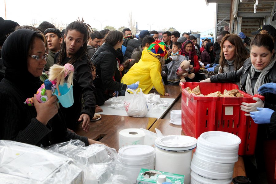 Πήγαν χαρταετούς και σαρακοστιανά στους πρόσφυγες στο Ελληνικό [εικόνες] | iefimerida.gr 1