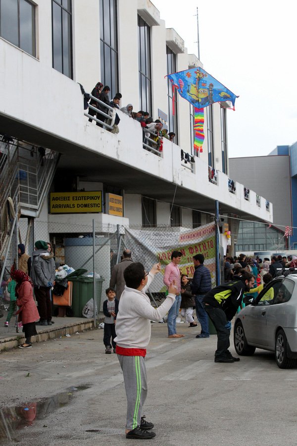 Πήγαν χαρταετούς και σαρακοστιανά στους πρόσφυγες στο Ελληνικό [εικόνες] | iefimerida.gr 2