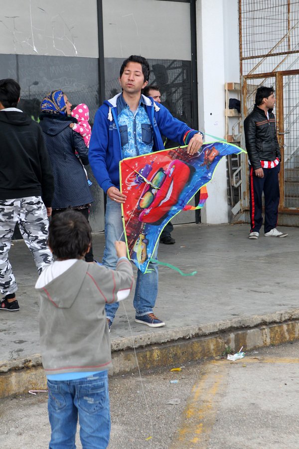 Πήγαν χαρταετούς και σαρακοστιανά στους πρόσφυγες στο Ελληνικό [εικόνες] | iefimerida.gr 4
