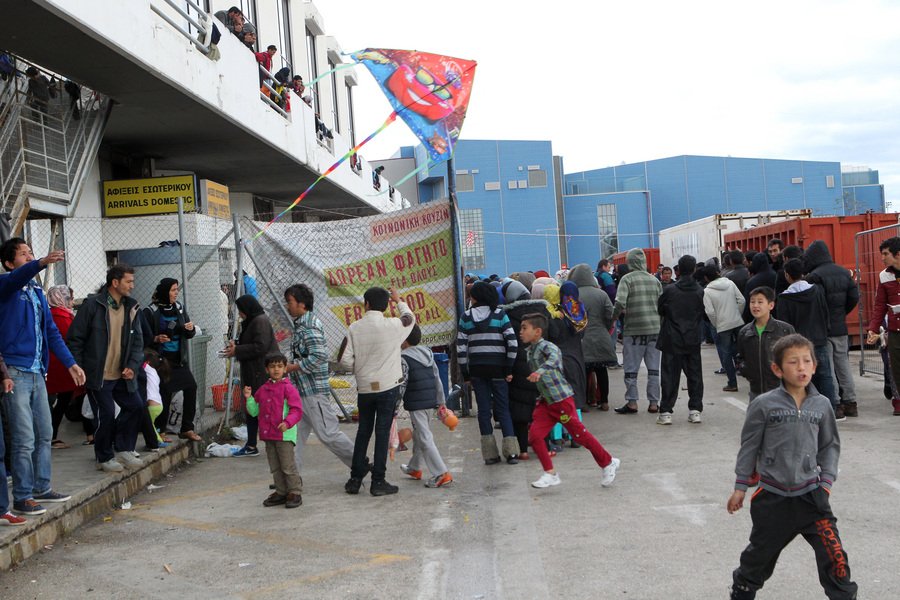 Πήγαν χαρταετούς και σαρακοστιανά στους πρόσφυγες στο Ελληνικό [εικόνες] | iefimerida.gr 5