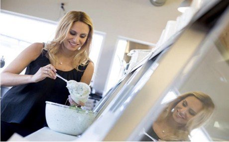 Δείτε την Ελληνίδα που θέλει να μάθει τους Νεοϋορκέζους να τρώνε...κοκορέτσι [εικόνες] | iefimerida.gr 0