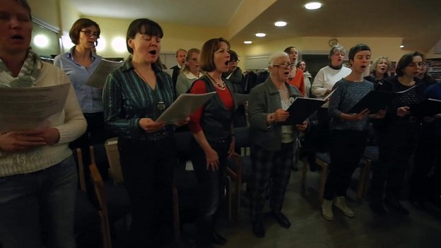 Το BBC στην ελληνογερμανική χορωδία του Βερολίνου: Τραγουδούν λαϊκά & μετά Μπετόβεν [εικόνες] | iefimerida.gr 1