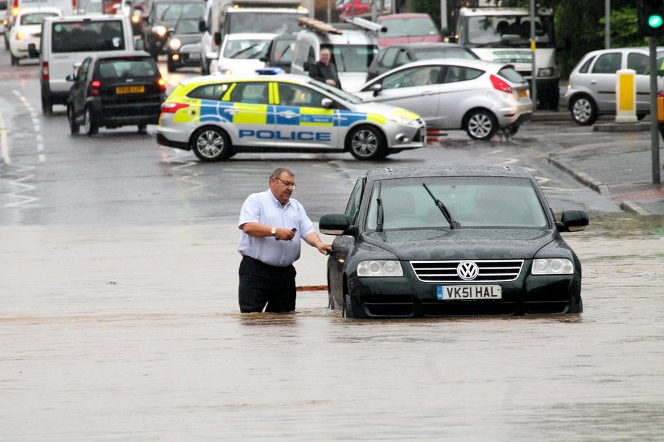 Πνίγηκε το Λονδίνο από τις καταιγίδες -Πώς η κακοκαιρία μπορεί να φέρει Brexit [εικόνες] | iefimerida.gr 3