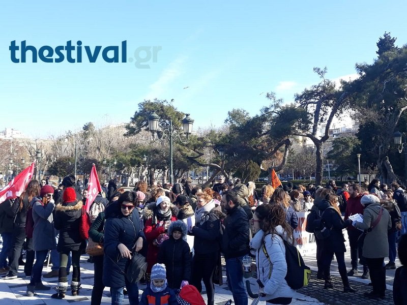 Η διαμαρτυρία πραγματοποιείται προκειμένου να εκφράσουν την αντίθεσή τους στο προς ψήφιση σχέδιο για τους διορισμούς την επόμενη τριετία, που κατέθεσε ο υπουργός Παιδείας