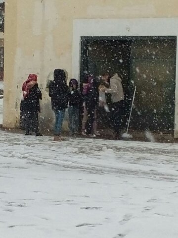 Σε εξέλιξη η μεταφορά προσφύγων από την Πέτρα Ολύμπου [εικόνες]  | iefimerida.gr 2