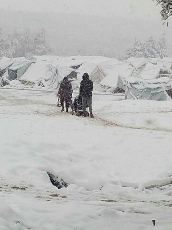 Σε εξέλιξη η μεταφορά προσφύγων από την Πέτρα Ολύμπου [εικόνες]  | iefimerida.gr 3