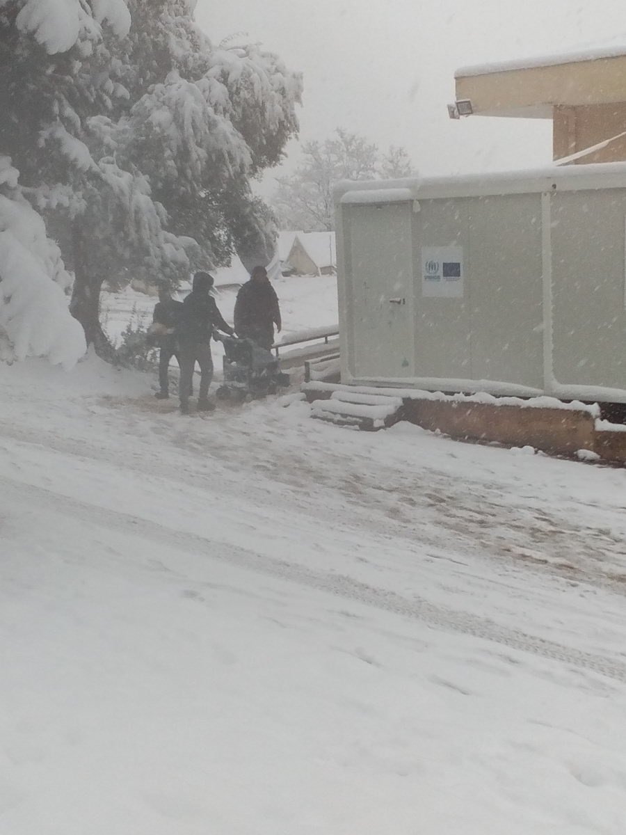 Σε εξέλιξη η μεταφορά προσφύγων από την Πέτρα Ολύμπου [εικόνες]  | iefimerida.gr 4