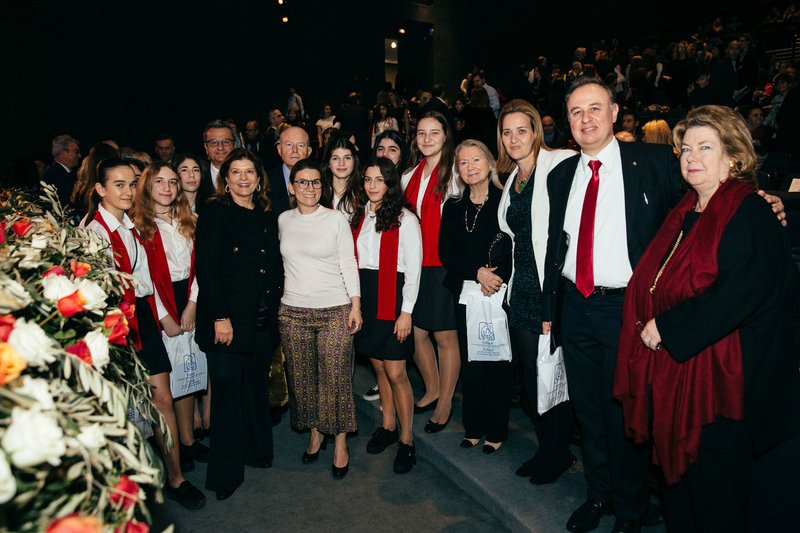 Μέλη της Χορωδίας Γυμνασίων Λυκείων του Κολλεγίου Αθηνών και Κολλεγίου Ψυχικού