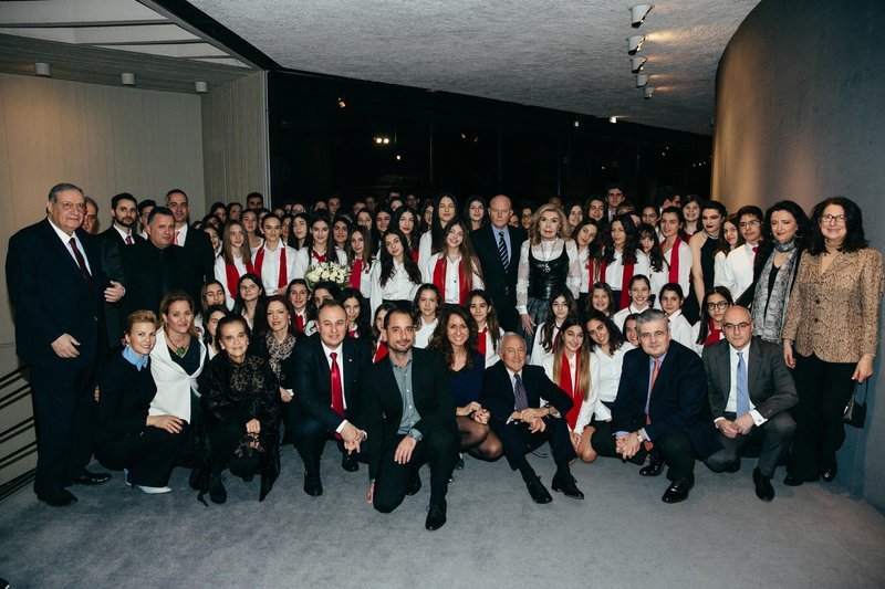 Η Πρόεδρος της «ΕΛΠΙΔΑΣ» Μαριάννα Β. Βαρδινογιάννη περιστοιχισμένη από την οικογένεια του Κολλεγίου και τους συντελεστές της παράστασης