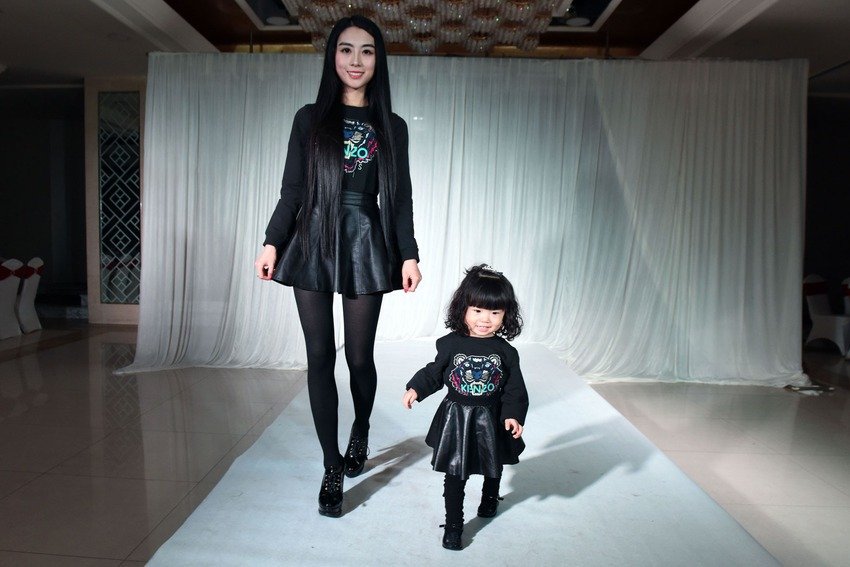 Απίστευτο: Μητέρα έδωσε 161.000 δολάρια για να ντύσει με Dior και Burberry τη 2χρονη κόρη της [εικόνες] | iefimerida.gr 1