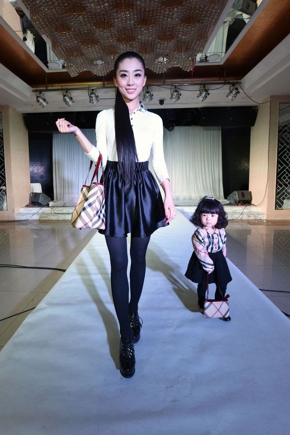 Απίστευτο: Μητέρα έδωσε 161.000 δολάρια για να ντύσει με Dior και Burberry τη 2χρονη κόρη της [εικόνες] | iefimerida.gr 3