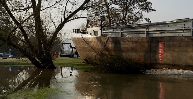 Γερμανία: Μεθυσμένος καπετάνιος έριξε το πλοίο πάνω σε γέφυρα και πάρκαρε στην όχθη [εικόνες]   | iefimerida.gr 3