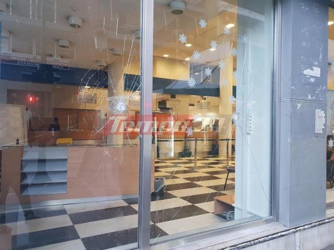 Άγνωστοι δράστες, που είχαν καλυμμένα τα χαρακτηριστικά των προσώπων τους, προσέγγισαν την περιοχή και άρχισαν να πετούν πέτρες