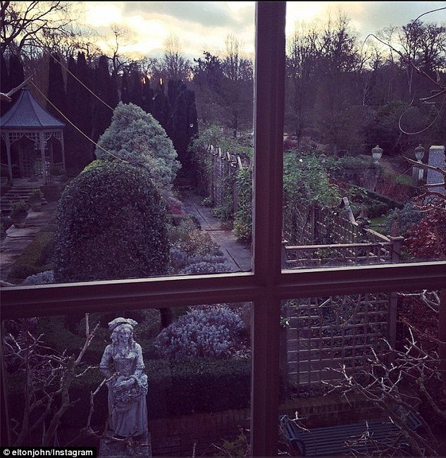 Ο Ελτον Τζον παντρεύτηκε και με θρησκευτικό γάμο: Ο επί 21 χρόνια σύντροφός του και τα παραλειπόμενα της τελετής [εικόνες] | iefimerida.gr 11