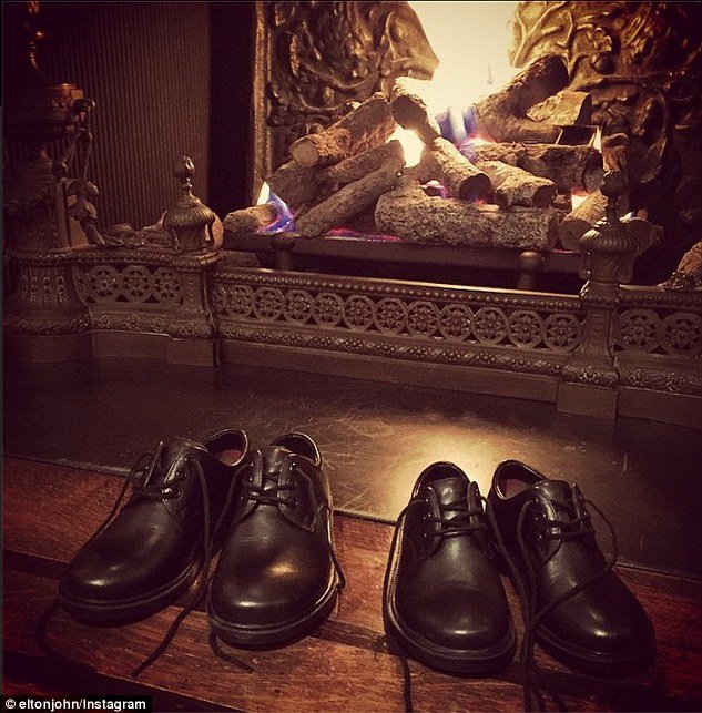 Ο Ελτον Τζον παντρεύτηκε και με θρησκευτικό γάμο: Ο επί 21 χρόνια σύντροφός του και τα παραλειπόμενα της τελετής [εικόνες] | iefimerida.gr 10