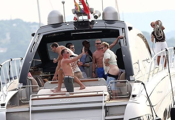 Ο αψυχολόγητος Έλτον Τζον βγάζει τα οπίσθιά του σε δημόσια θέα [εικόνα] | iefimerida.gr 0