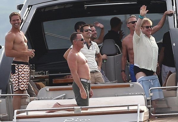 Ο αψυχολόγητος Έλτον Τζον βγάζει τα οπίσθιά του σε δημόσια θέα [εικόνα] | iefimerida.gr 1