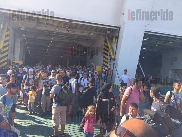 Εφθασαν στον Πειραιά με το Ελ. Βενιζέλος οι 2.500 μετανάστες - To διπλωματικό θρίλερ που ανάγκασε το πλοίο να αλλάξει ρότα [εικόνες] | iefimerida.gr 0