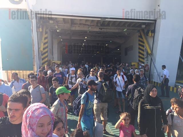 Εφθασαν στον Πειραιά με το Ελ. Βενιζέλος οι 2.500 μετανάστες - To διπλωματικό θρίλερ που ανάγκασε το πλοίο να αλλάξει ρότα [εικόνες] | iefimerida.gr 1