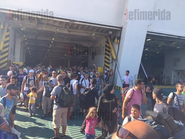 Εφθασαν στον Πειραιά με το Ελ. Βενιζέλος οι 2.500 μετανάστες - To διπλωματικό θρίλερ που ανάγκασε το πλοίο να αλλάξει ρότα [εικόνες] | iefimerida.gr 2