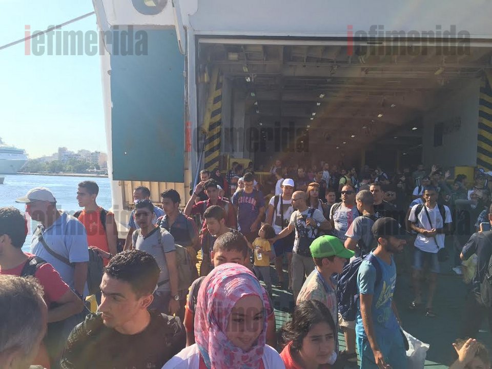 Εφθασαν στον Πειραιά με το Ελ. Βενιζέλος οι 2.500 μετανάστες - To διπλωματικό θρίλερ που ανάγκασε το πλοίο να αλλάξει ρότα [εικόνες] | iefimerida.gr 4