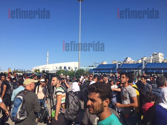 Εφθασαν στον Πειραιά με το Ελ. Βενιζέλος οι 2.500 μετανάστες - To διπλωματικό θρίλερ που ανάγκασε το πλοίο να αλλάξει ρότα [εικόνες] | iefimerida.gr 5