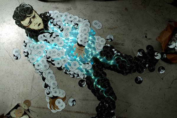 Ομοιώματα θρύλων της παγκόσμιας μουσικής σκηνής φτιαγμένα από... CD τους [εικόνες] | iefimerida.gr 1