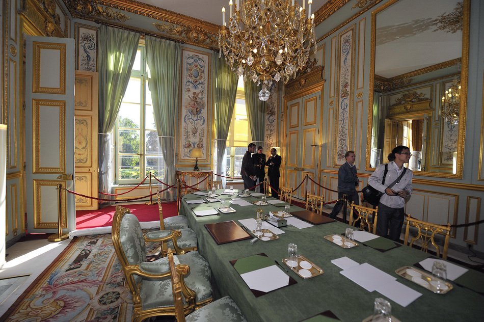 Το στιλ του Εμανουέλ Μακρόν που ξετρελαίνει: Εδωσε συνέντευξη... περπατώντας [εικόνες] | iefimerida.gr 1