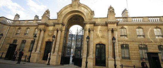 Γιατί αυτός ο άνθρωπος προσπάθησε να σπάσει την πόρτα του προεδρικού μεγάρου στο Παρίσι [εικόνες] | iefimerida.gr 1