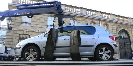 Γιατί αυτός ο άνθρωπος προσπάθησε να σπάσει την πόρτα του προεδρικού μεγάρου στο Παρίσι [εικόνες] | iefimerida.gr 2