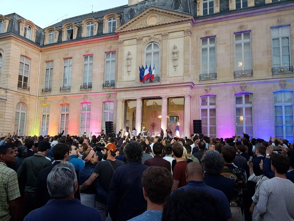 Απίστευτο: Το ζεύγος Μακρόν σε τρελή εμφάνιση, έκαναν πάρτι στο προεδρικό μέγαρο [εικόνες & βίντεο] | iefimerida.gr 4