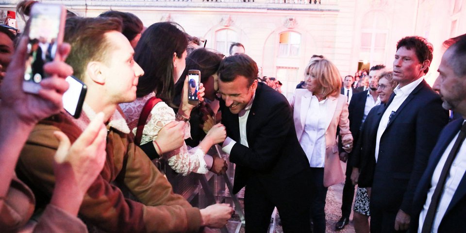 Απίστευτο: Το ζεύγος Μακρόν σε τρελή εμφάνιση, έκαναν πάρτι στο προεδρικό μέγαρο [εικόνες & βίντεο] | iefimerida.gr 2