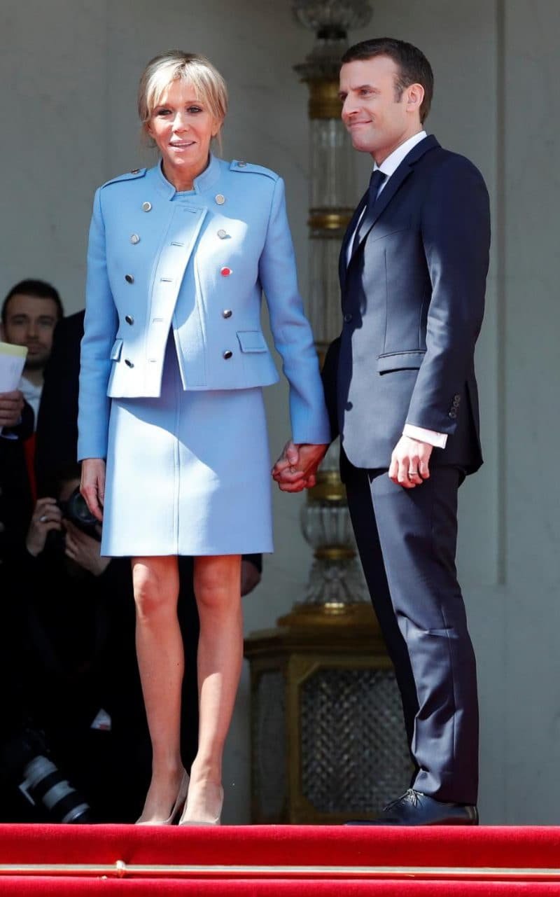 Ντυμένη όλη στα Louis Vuitton η Μπριζίτ Μακρόν για την ορκωμοσία του συζύγου της -Τι κόπιαρε από τη Μελάνια Τραμπ [εικόνες] | iefimerida.gr 19