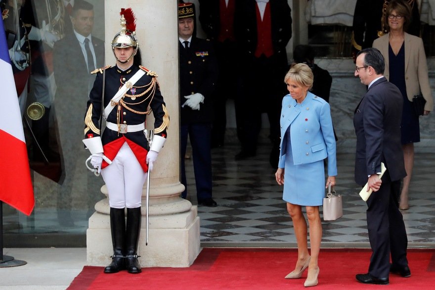 Ντυμένη όλη στα Louis Vuitton η Μπριζίτ Μακρόν για την ορκωμοσία του συζύγου της -Τι κόπιαρε από τη Μελάνια Τραμπ [εικόνες] | iefimerida.gr 14