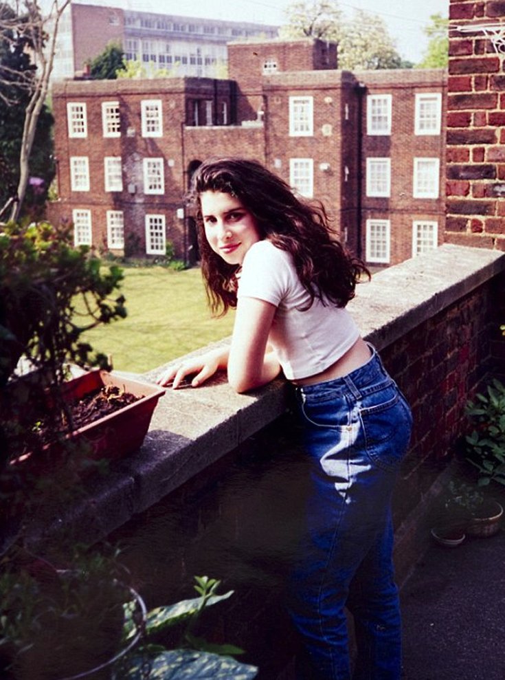 Μια άλλη Ειμι Γουάϊνχάουζ – Προσωπικά αντικείμενα και άγνωστες πτυχές της ζωής της σε μια έκθεση [εικόνες]  | iefimerida.gr 7