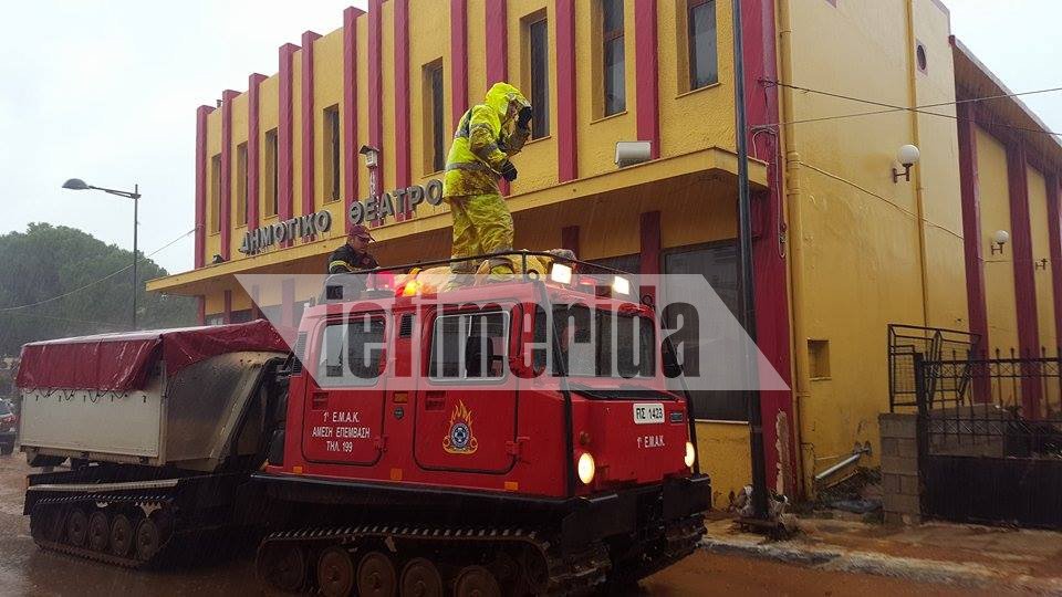 Ανδρες της ΕΜΑΚ απεγκλωβίζουν άνδρα από πλημμυρισμένο κτίριο στη Μάνδρα -Σοβαρά τραυματισμένος [βίντεο] | iefimerida.gr 0