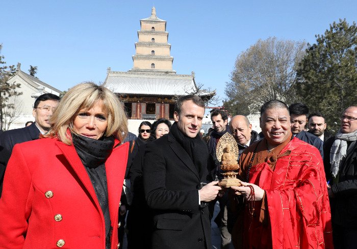 Το κατακόκκινο παλτό της Μπριζίτ Μακρόν στην Κίνα -Γιατί τη λατρεύουν οι Κινέζοι [εικόνες] | iefimerida.gr 2