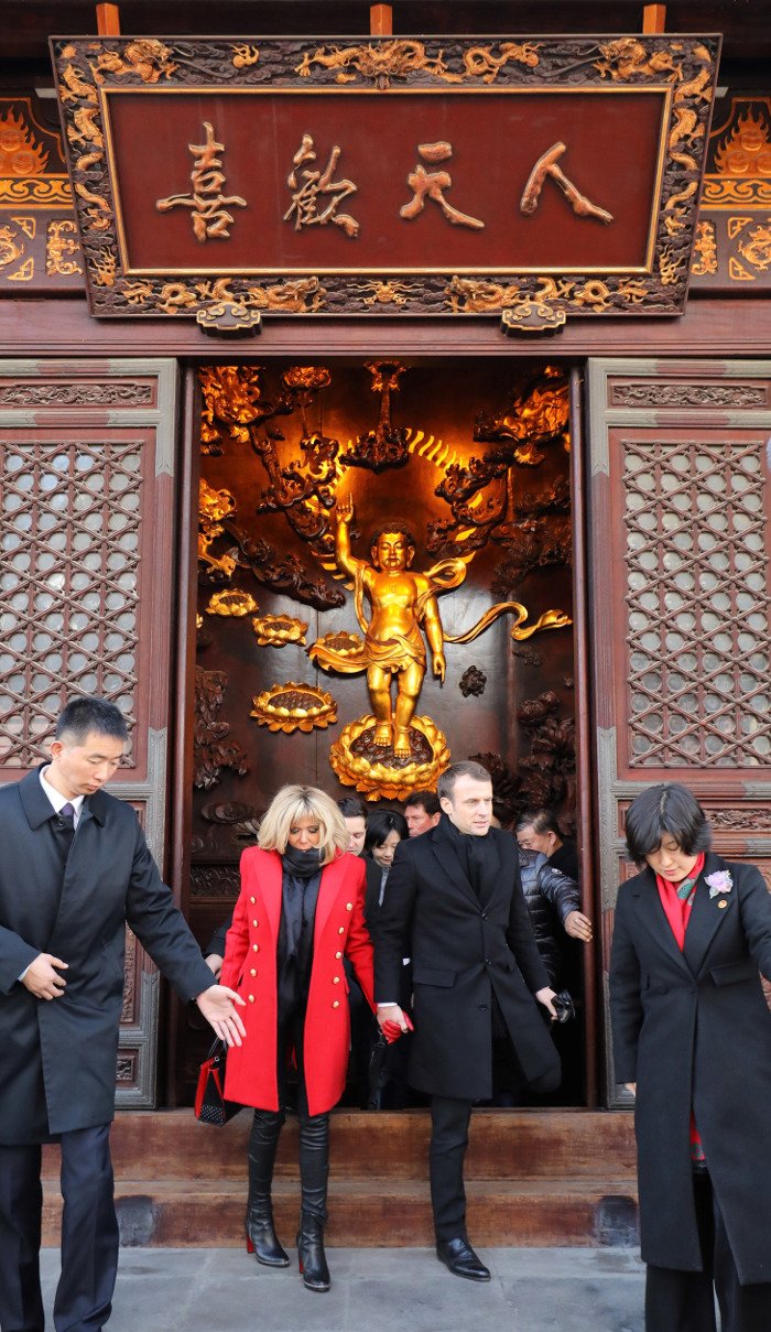 Το κατακόκκινο παλτό της Μπριζίτ Μακρόν στην Κίνα -Γιατί τη λατρεύουν οι Κινέζοι [εικόνες] | iefimerida.gr 0