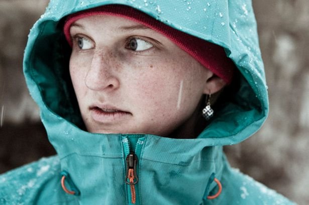 Ζευγάρι έκανε αναρρίχηση στα παγωμένα νερά καταρράκτη 150 μέτρων! [εικόνες] | iefimerida.gr 2