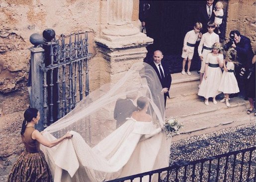 Πριγκιπικός γάμος με απρόοπτα -Νύφη και καλεσμένη φορούσαν το ίδιο... φόρεμα! [εικόνες] | iefimerida.gr 1