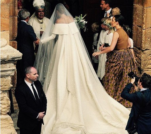 Πριγκιπικός γάμος με απρόοπτα -Νύφη και καλεσμένη φορούσαν το ίδιο... φόρεμα! [εικόνες] | iefimerida.gr 0