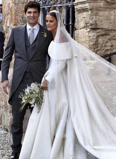 Πριγκιπικός γάμος με απρόοπτα -Νύφη και καλεσμένη φορούσαν το ίδιο... φόρεμα! [εικόνες] | iefimerida.gr 2