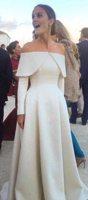 Πριγκιπικός γάμος με απρόοπτα -Νύφη και καλεσμένη φορούσαν το ίδιο... φόρεμα! [εικόνες] | iefimerida.gr 3