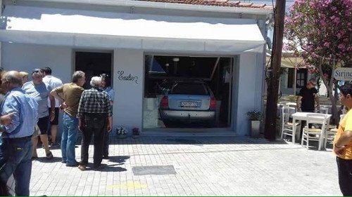 Απίστευτο συμβάν στην Ιθάκη: ΙΧ μπήκε ολόκληρο μέσα σε κατάστημα γεμάτο κόσμο [εικόνες] | iefimerida.gr 1