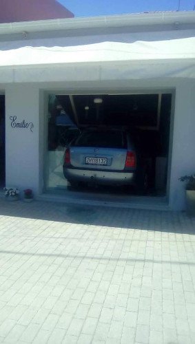 Απίστευτο συμβάν στην Ιθάκη: ΙΧ μπήκε ολόκληρο μέσα σε κατάστημα γεμάτο κόσμο [εικόνες] | iefimerida.gr 2