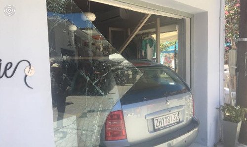 Απίστευτο συμβάν στην Ιθάκη: ΙΧ μπήκε ολόκληρο μέσα σε κατάστημα γεμάτο κόσμο [εικόνες] | iefimerida.gr 3