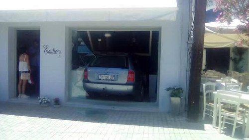 Απίστευτο συμβάν στην Ιθάκη: ΙΧ μπήκε ολόκληρο μέσα σε κατάστημα γεμάτο κόσμο [εικόνες] | iefimerida.gr 0