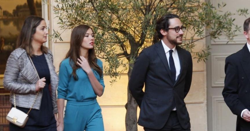 Ο γιός του Φρανσουά Ολάντ ερωτευμένος με εξωτική δημοσιογράφο [εικόνες] | iefimerida.gr 0