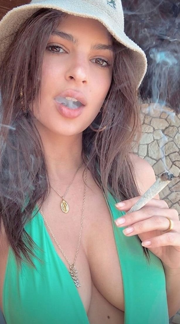 Η Emily Ratajkowski με καυτό μπικίνι, καπνίζει ένα ύποπτο τσιγαριλίκι [εικόνες] | iefimerida.gr 1