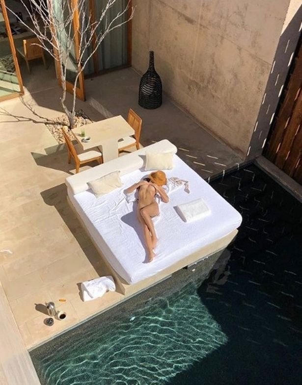 Η Emily Ratajkowski με καυτό μπικίνι, καπνίζει ένα ύποπτο τσιγαριλίκι [εικόνες] | iefimerida.gr 2